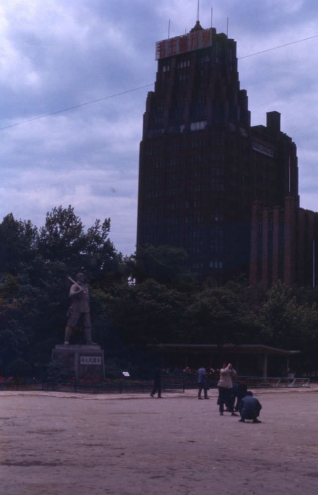International Hotel statue, Shanghai, 1970s