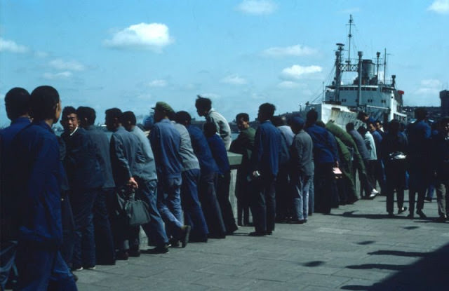 Shanghai Bund crowd, 1970s