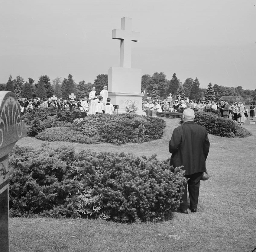 All Soul's Day the Catholic congregation is gathering in the Saint Thomas cemetery, 1942