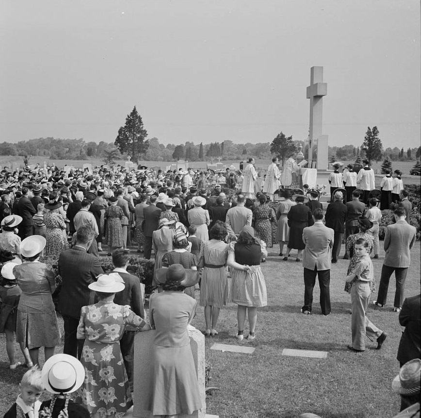 On All Soul's Day the Catholic congregation is gathering in the Saint Thomas cemetery.