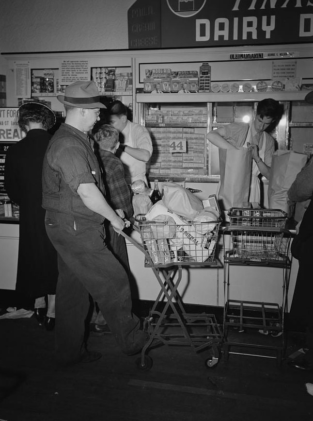 Shopping on Saturday nights, 1942