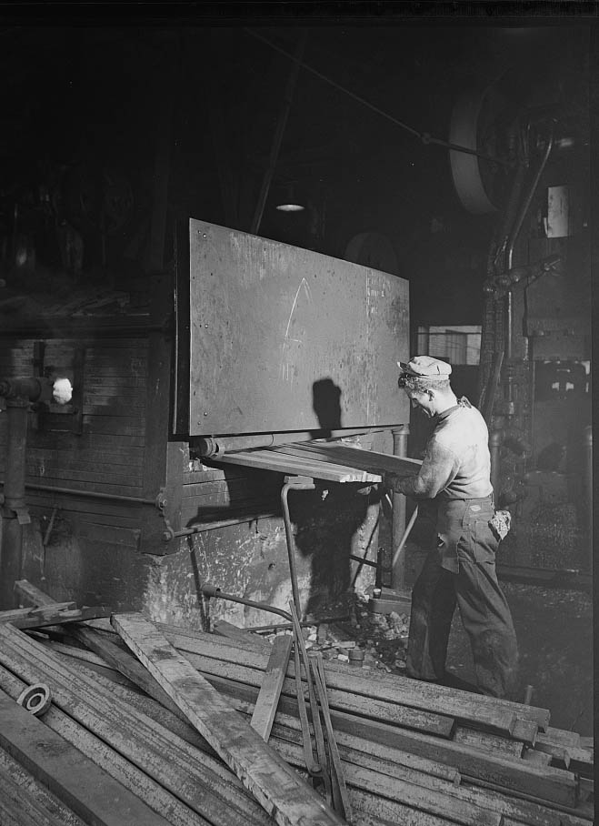 Worker in the Peck, Stow and Wilcox factory, 1942