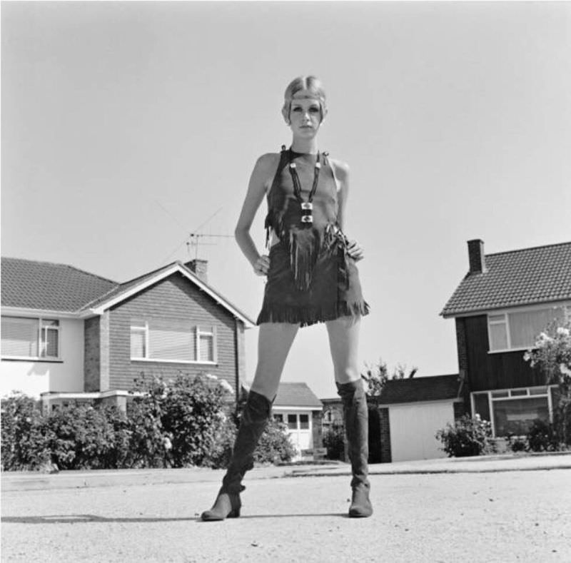 Fabulous Photos English Mode, Twiggy in Hippie Outfit, 1967