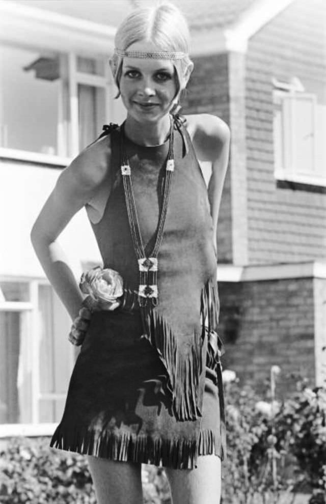 Fabulous Photos English Mode, Twiggy in Hippie Outfit, 1967