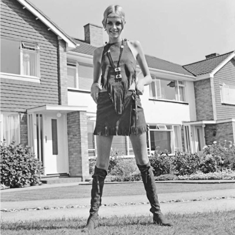 Fabulous Photos English Mode, Twiggy in Hippie Outfit, 1967