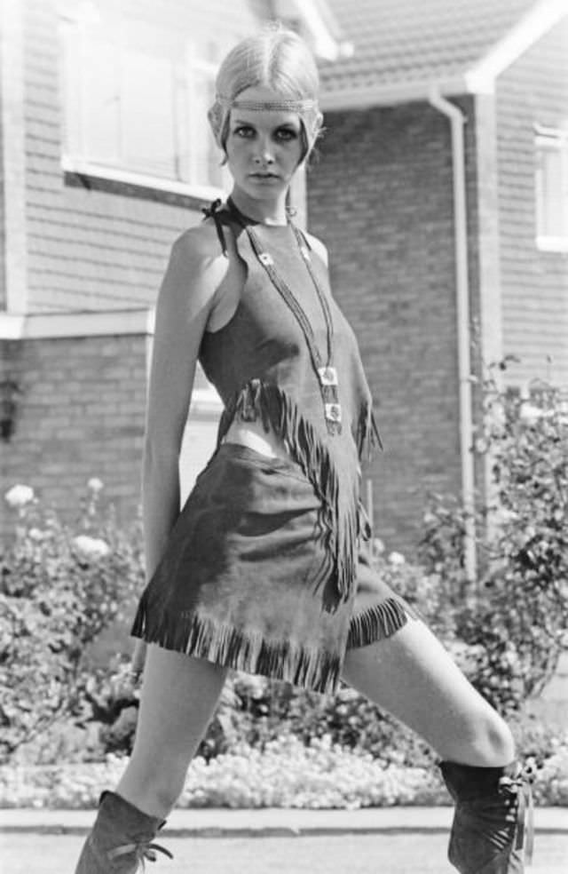 Fabulous Photos English Mode, Twiggy in Hippie Outfit, 1967