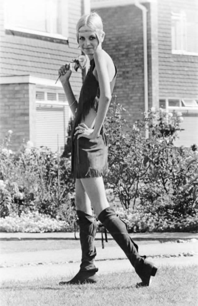 Fabulous Photos English Mode, Twiggy in Hippie Outfit, 1967