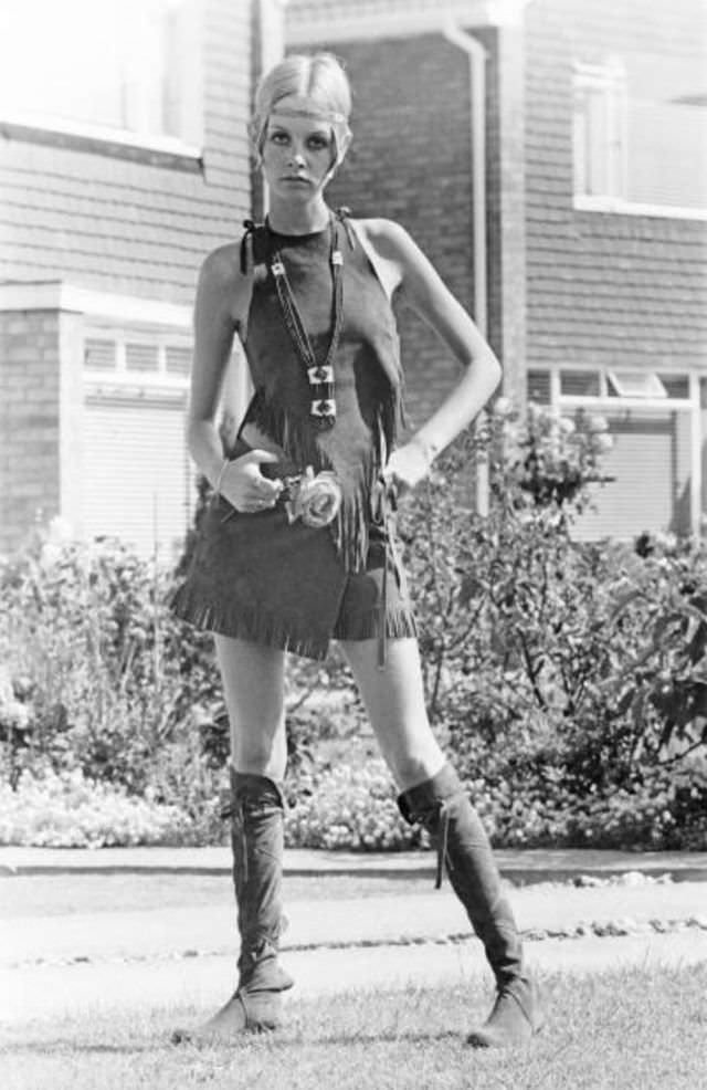 Fabulous Photos English Mode, Twiggy in Hippie Outfit, 1967