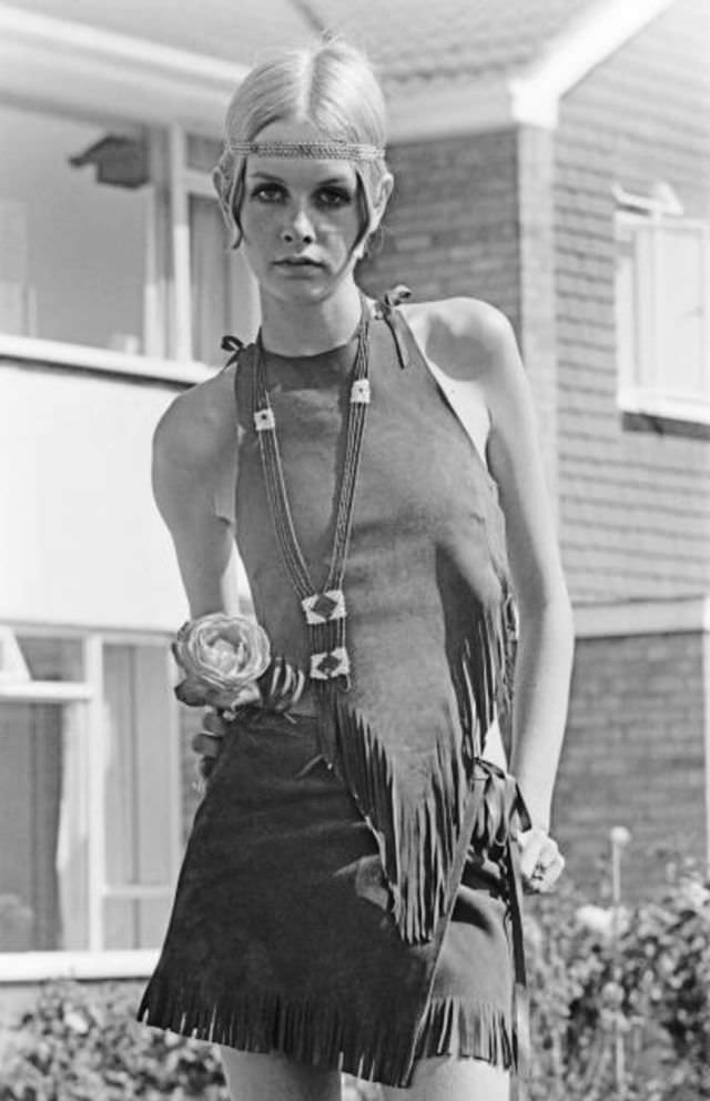 Fabulous Photos English Mode, Twiggy in Hippie Outfit, 1967