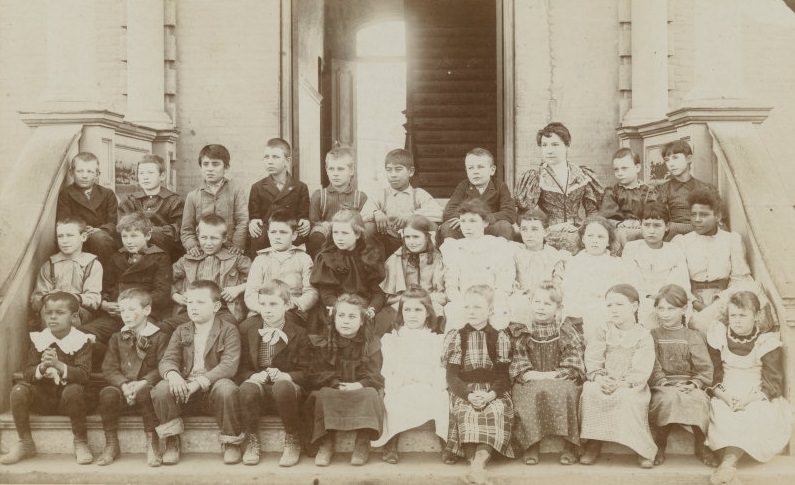 Third-grade picture of Viola Stoner and classmates, 1896