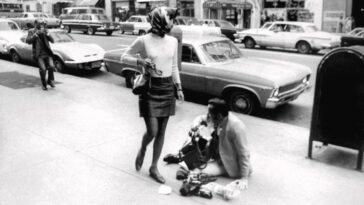 Jackie Kennedy flipped down Paparazzi