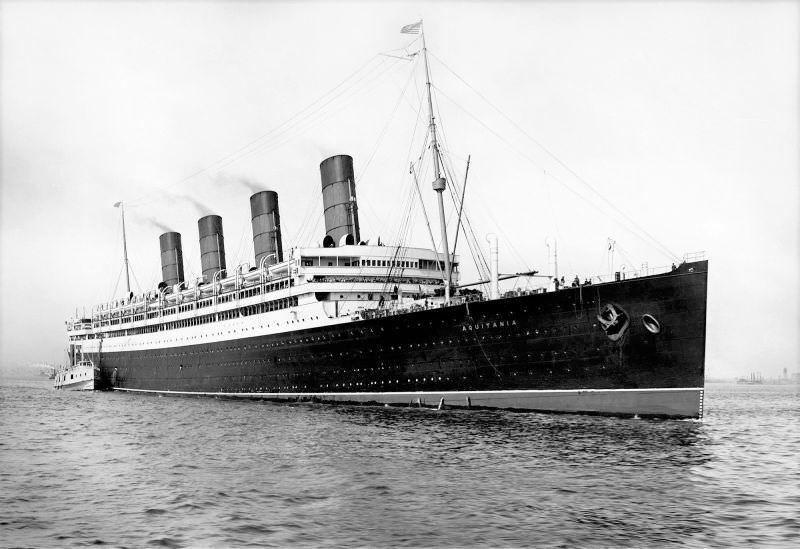 Aquitania in New York Harbor in July 1914