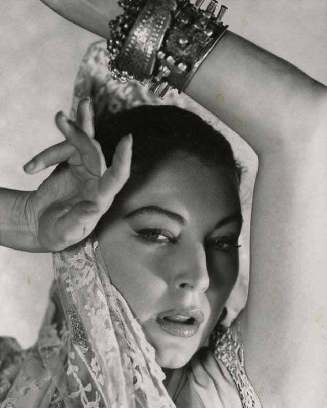 Stunning Photos of Ava Gardner during the filming of 'Bhowani Junction (1956)