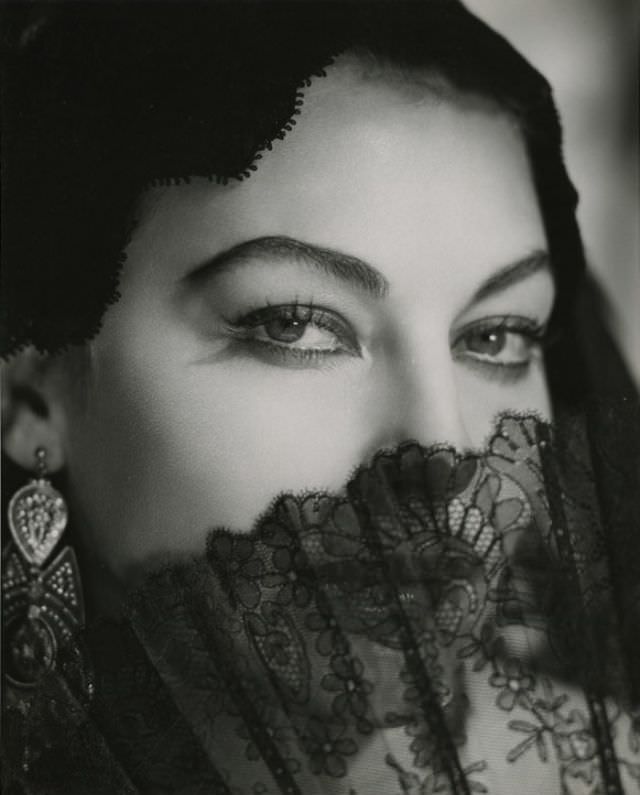 Stunning Photos of Ava Gardner during the filming of 'Bhowani Junction (1956)