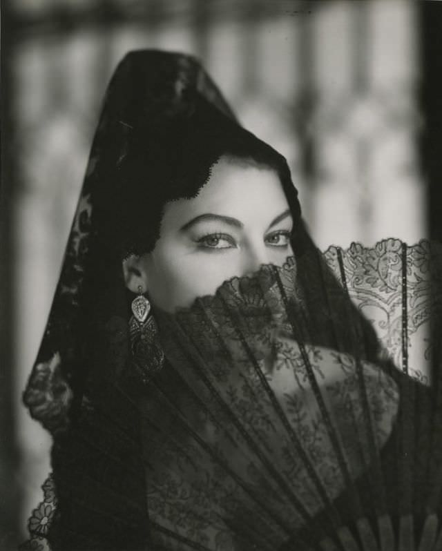 Stunning Photos of Ava Gardner during the filming of 'Bhowani Junction (1956)