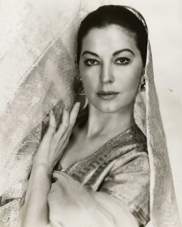 Stunning Photos of Ava Gardner during the filming of 'Bhowani Junction (1956)