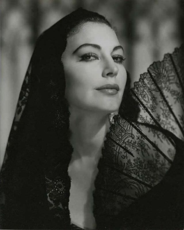 Stunning Photos of Ava Gardner during the filming of 'Bhowani Junction (1956)