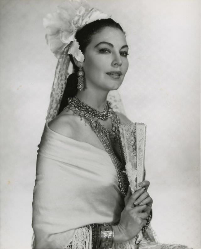 Stunning Photos of Ava Gardner during the filming of 'Bhowani Junction (1956)