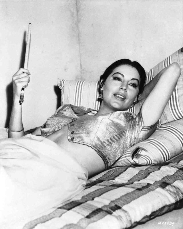 Stunning Photos of Ava Gardner during the filming of 'Bhowani Junction (1956)