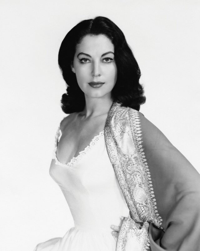 Stunning Photos of Ava Gardner during the filming of 'Bhowani Junction (1956)