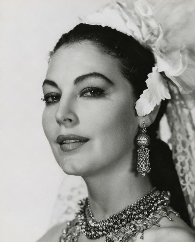 Stunning Photos of Ava Gardner during the filming of 'Bhowani Junction (1956)