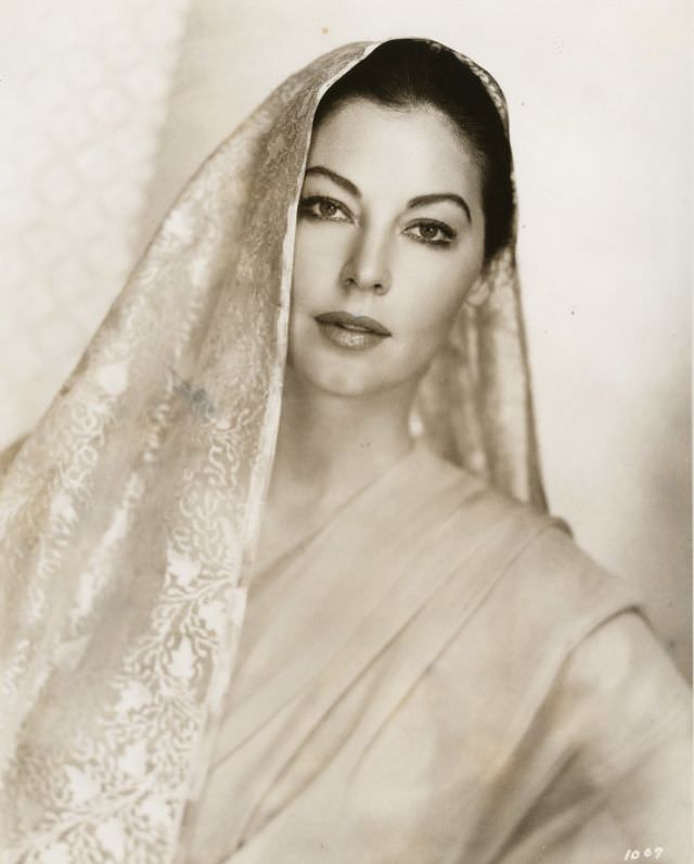 Stunning Photos of Ava Gardner during the filming of 'Bhowani Junction (1956)