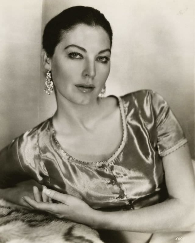 Stunning Photos of Ava Gardner during the filming of 'Bhowani Junction (1956)