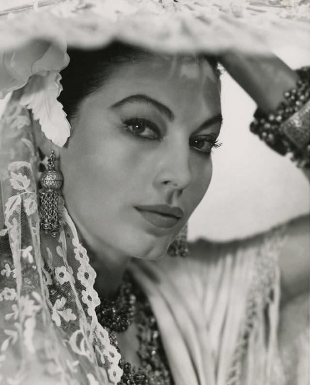 Stunning Photos of Ava Gardner during the filming of 'Bhowani Junction (1956)