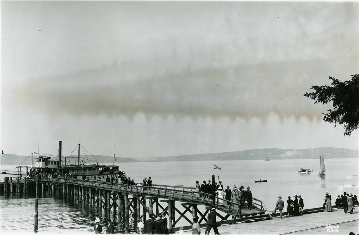 Steamboats New World and Fairhaven, 1900s