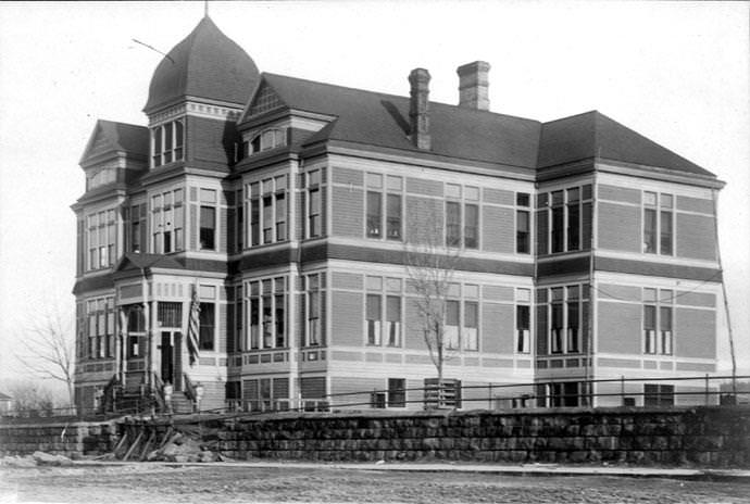 Sehome grade school, built 1890 on present site of laurel park.
