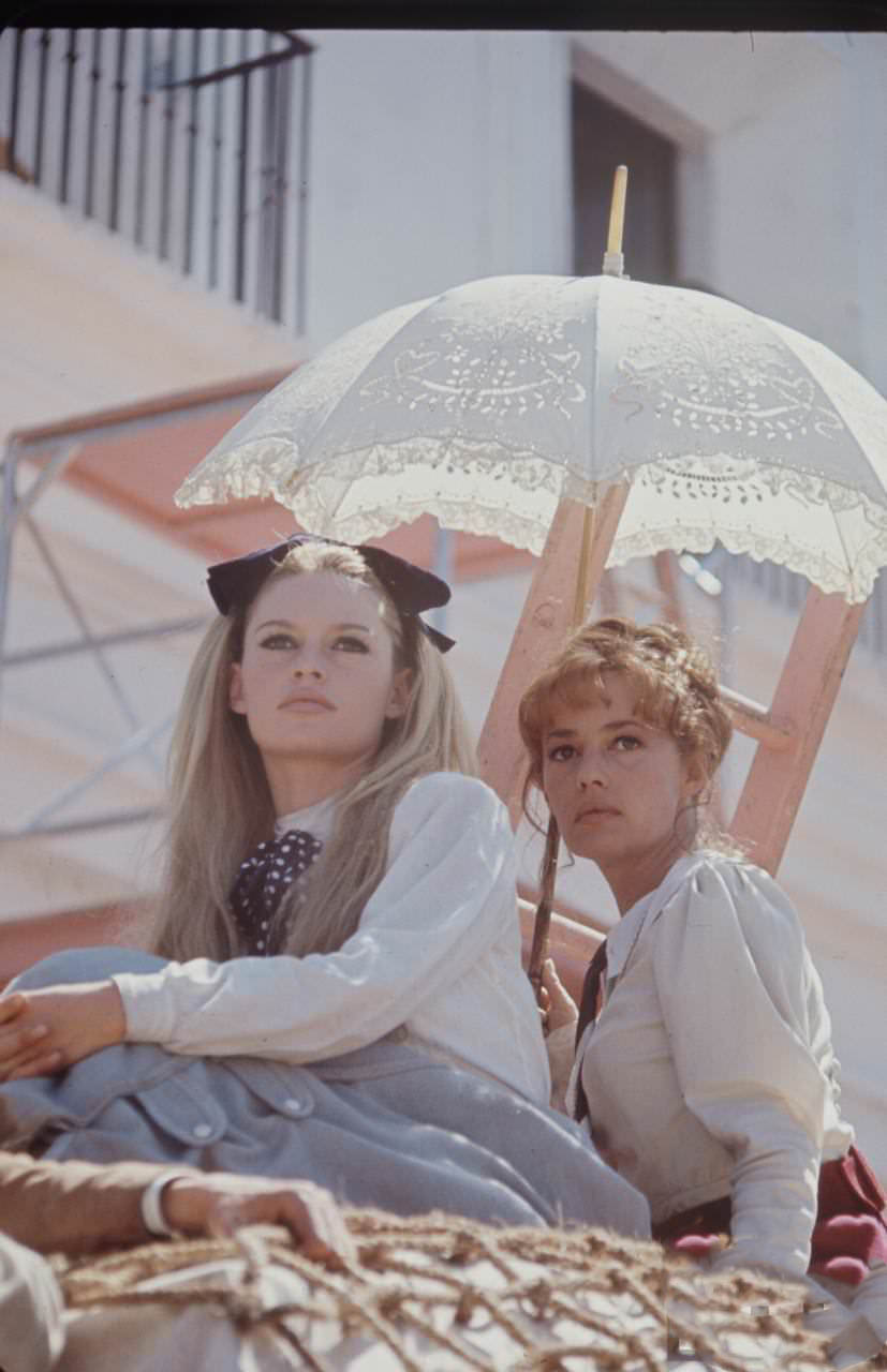 Beautiful Photos of Brigitte Bardot and Jeanne Moreau from the set of ‘Viva Maria! (1965)