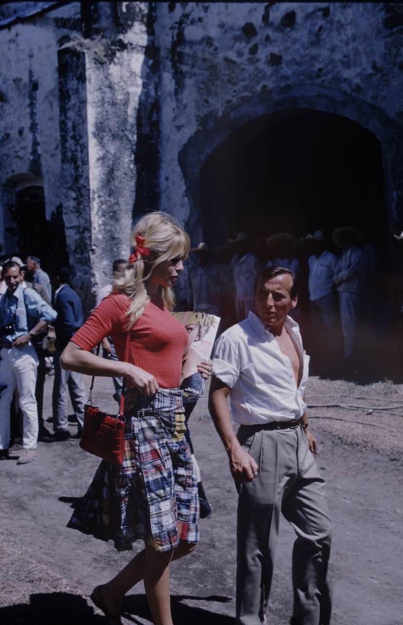 Beautiful Photos of Brigitte Bardot and Jeanne Moreau from the set of ‘Viva Maria! (1965)