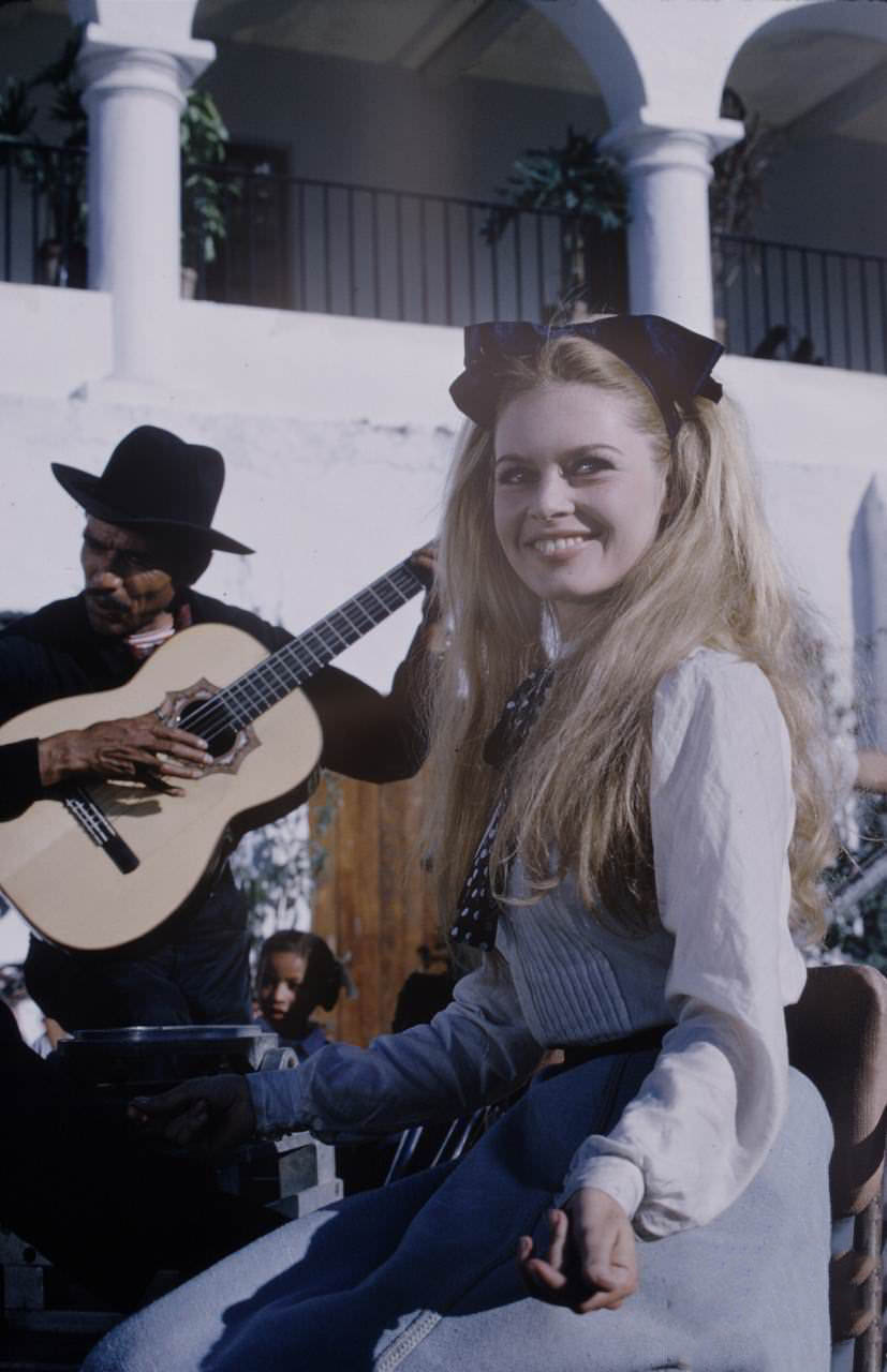 Beautiful Photos of Brigitte Bardot and Jeanne Moreau from the set of ‘Viva Maria! (1965)