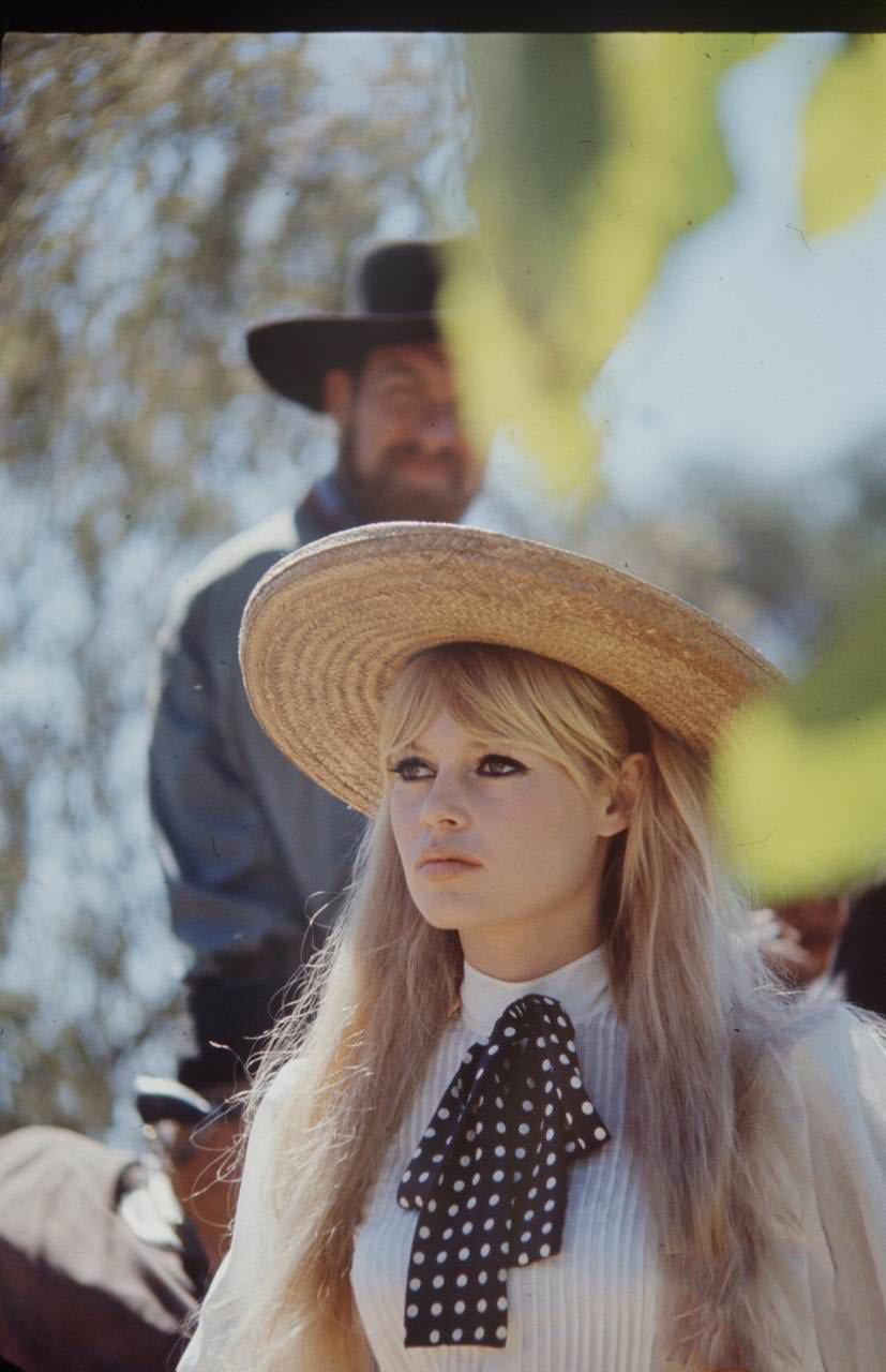 Beautiful Photos of Brigitte Bardot and Jeanne Moreau from the set of ‘Viva Maria! (1965)