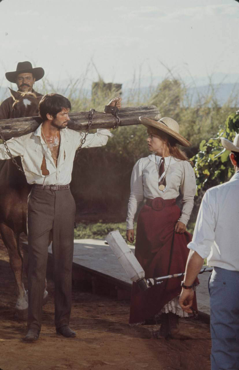 Beautiful Photos of Brigitte Bardot and Jeanne Moreau from the set of ‘Viva Maria! (1965)