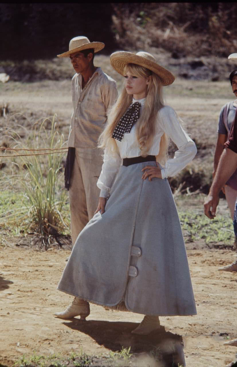 Beautiful Photos of Brigitte Bardot and Jeanne Moreau from the set of ‘Viva Maria! (1965)