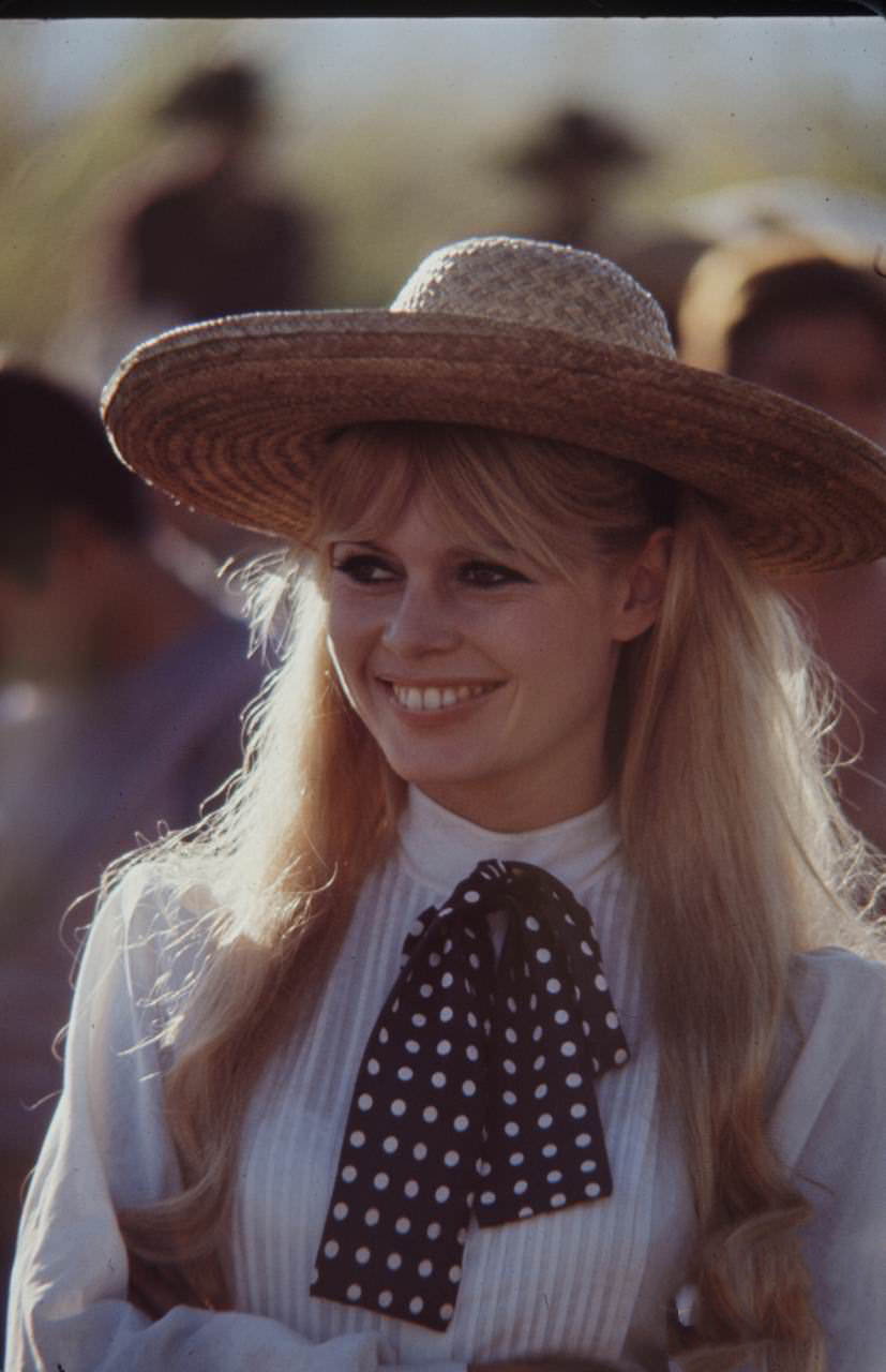 Beautiful Photos of Brigitte Bardot and Jeanne Moreau from the set of ‘Viva Maria! (1965)