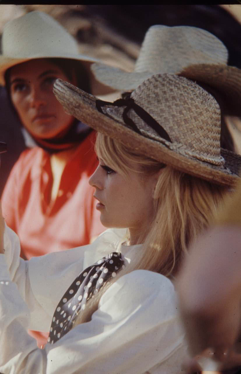 Beautiful Photos of Brigitte Bardot and Jeanne Moreau from the set of ‘Viva Maria! (1965)