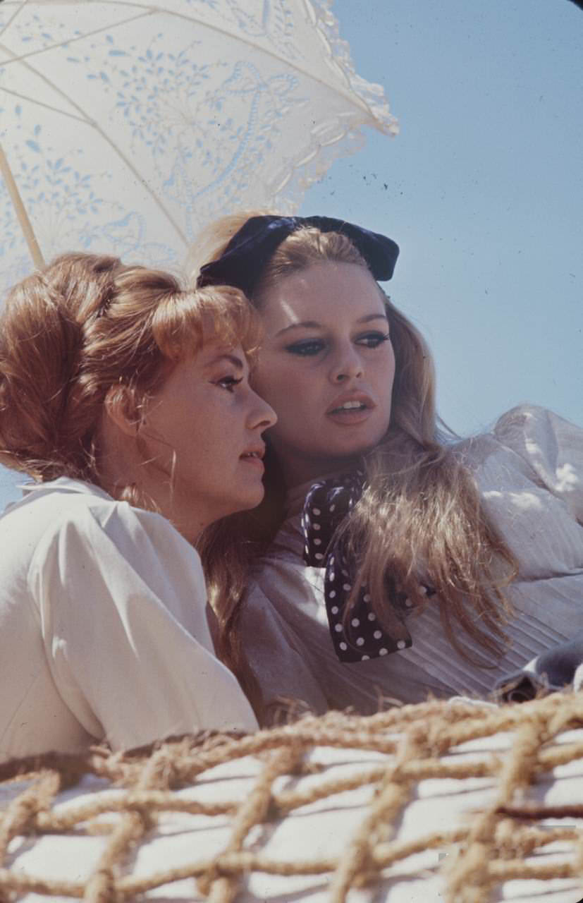 Beautiful Photos of Brigitte Bardot and Jeanne Moreau from the set of ‘Viva Maria! (1965)