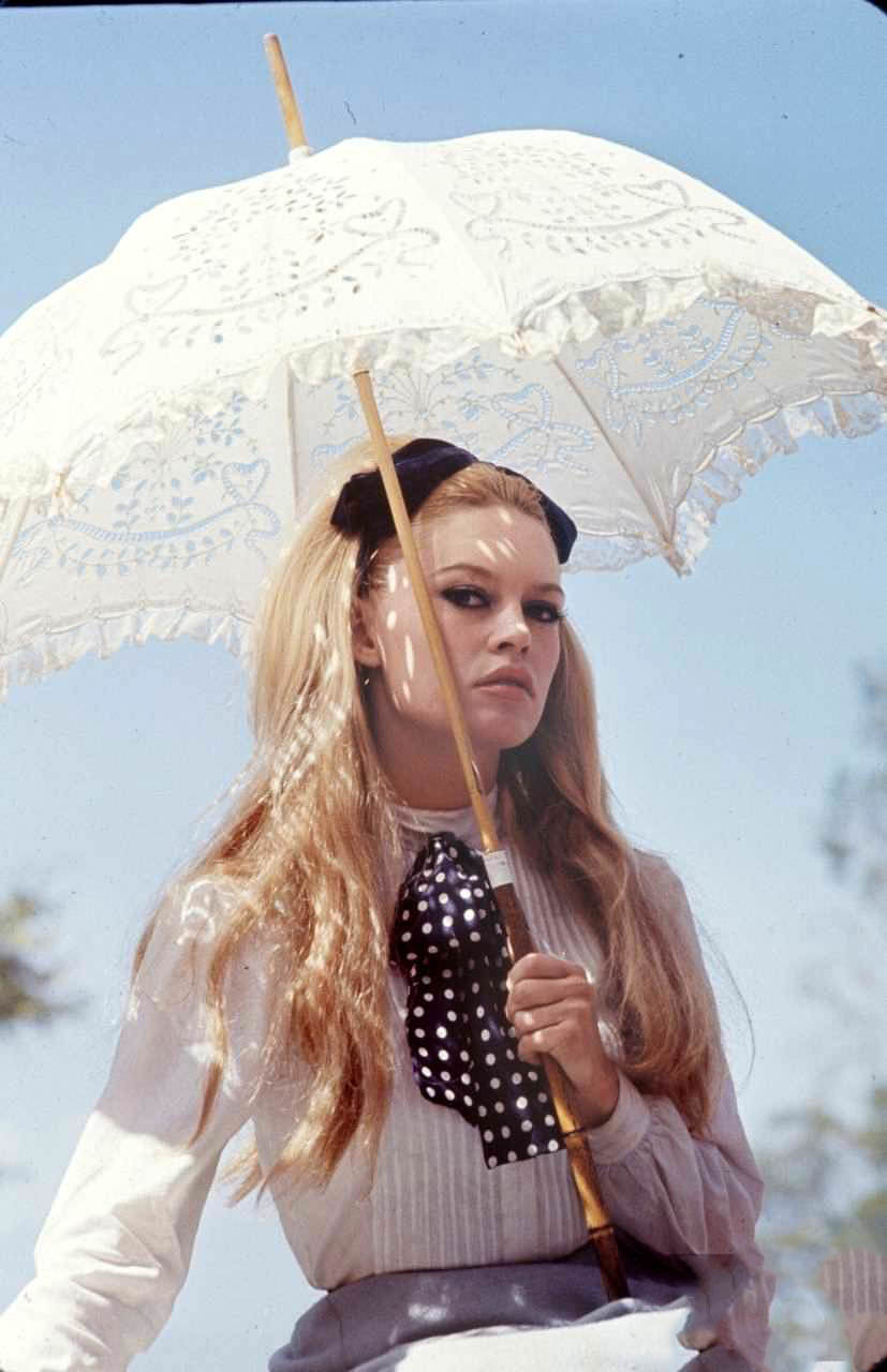Beautiful Photos of Brigitte Bardot and Jeanne Moreau from the set of ‘Viva Maria! (1965)