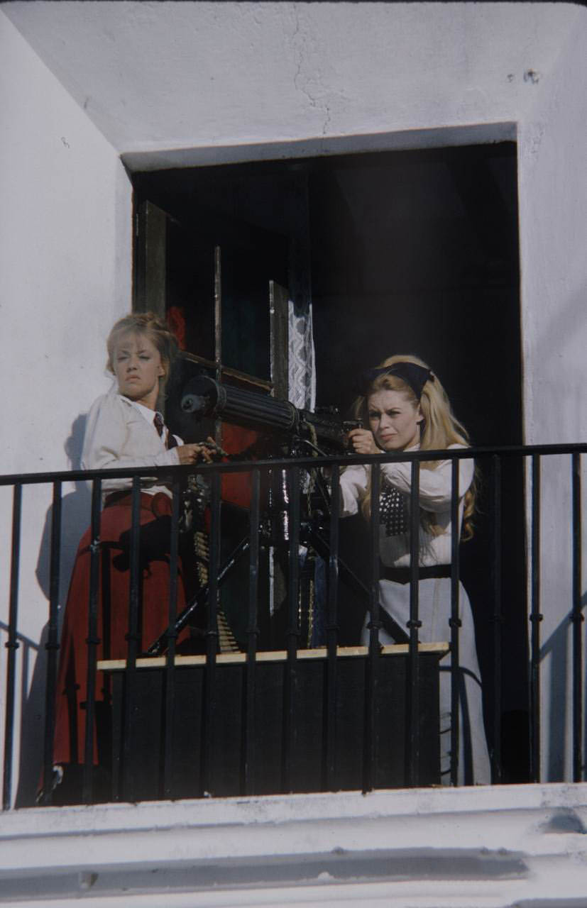 Beautiful Photos of Brigitte Bardot and Jeanne Moreau from the set of ‘Viva Maria! (1965)