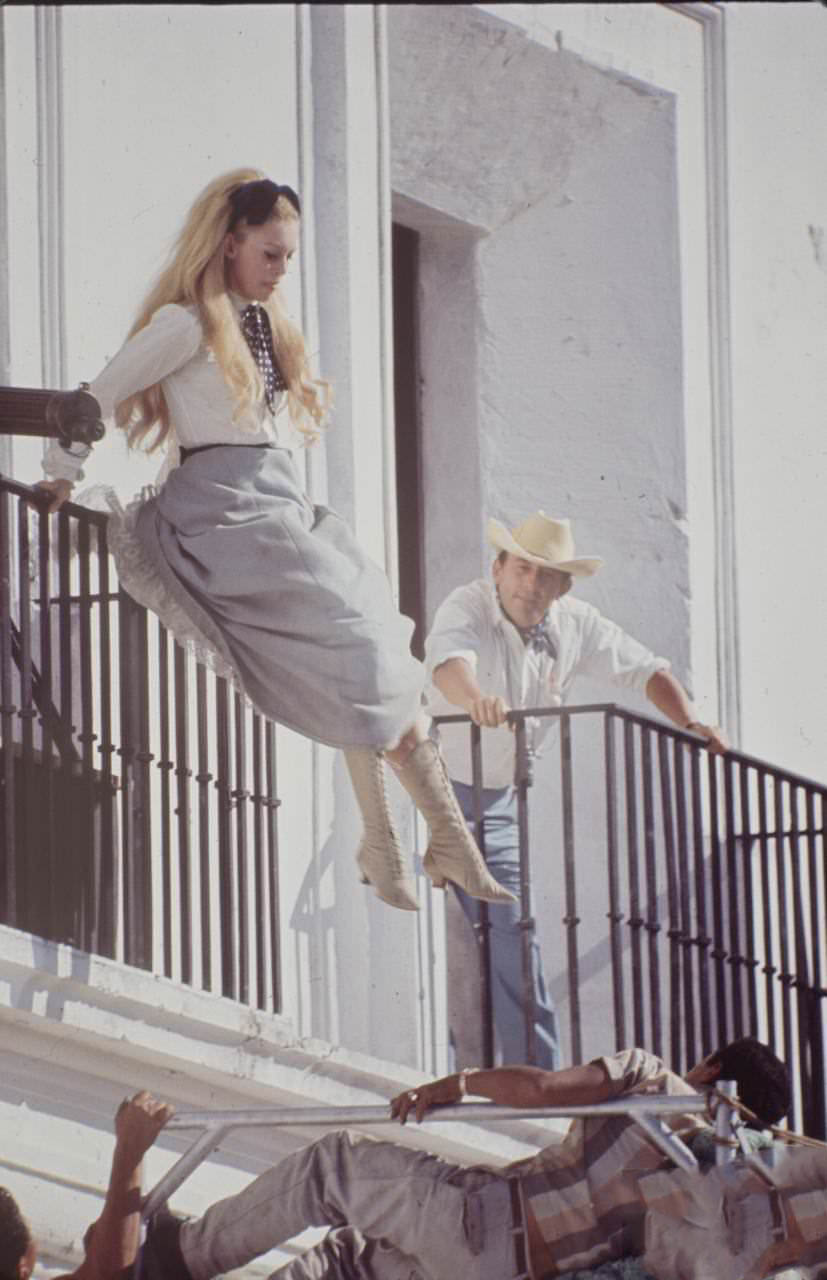 Beautiful Photos of Brigitte Bardot and Jeanne Moreau from the set of ‘Viva Maria! (1965)