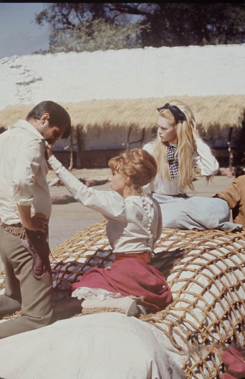 Beautiful Photos of Brigitte Bardot and Jeanne Moreau from the set of ‘Viva Maria! (1965)