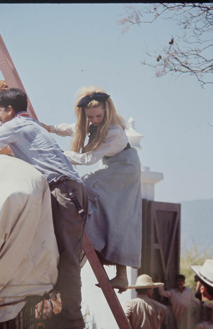 Beautiful Photos of Brigitte Bardot and Jeanne Moreau from the set of ‘Viva Maria! (1965)