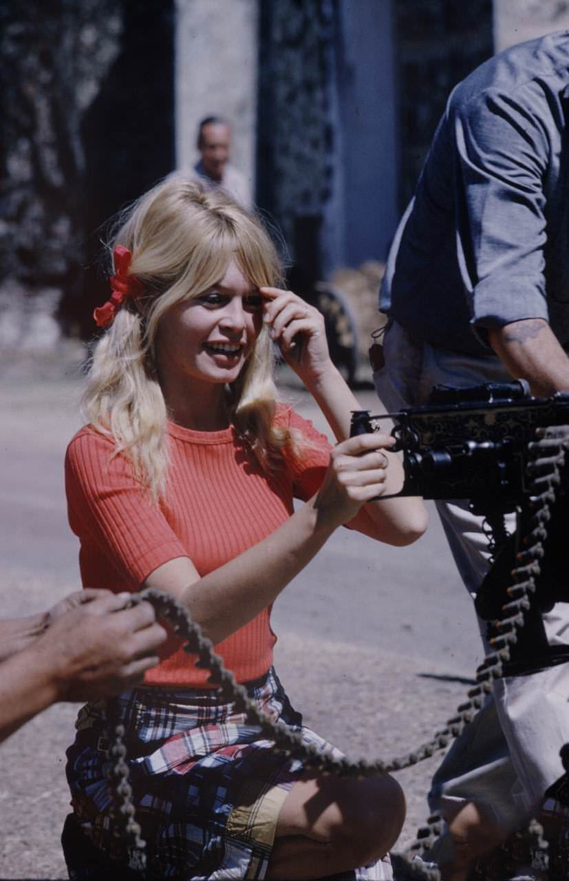 Beautiful Photos of Brigitte Bardot and Jeanne Moreau from the set of ‘Viva Maria! (1965)