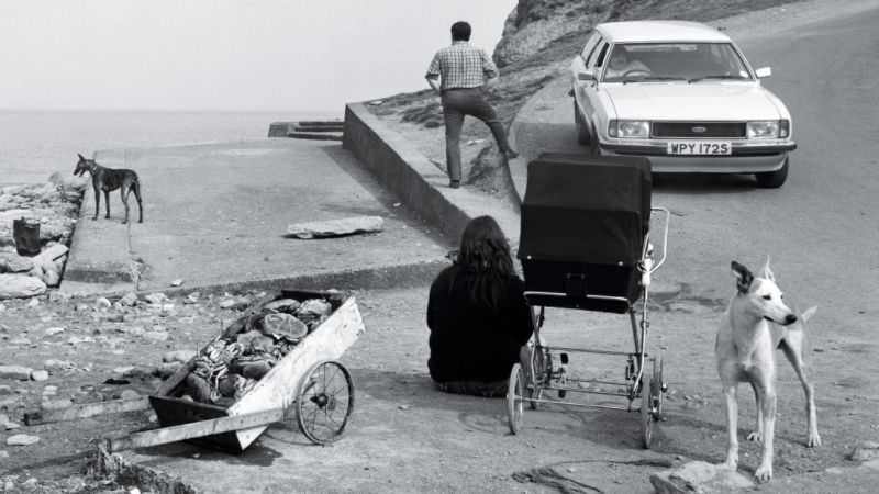 Crabs and people, Skinningrove, North Yorkshire, 1981