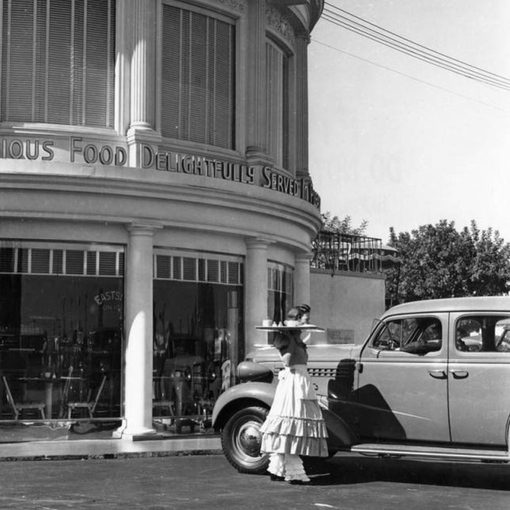 The History and Photos of Beautiful Carhop Girls from the 20th Century