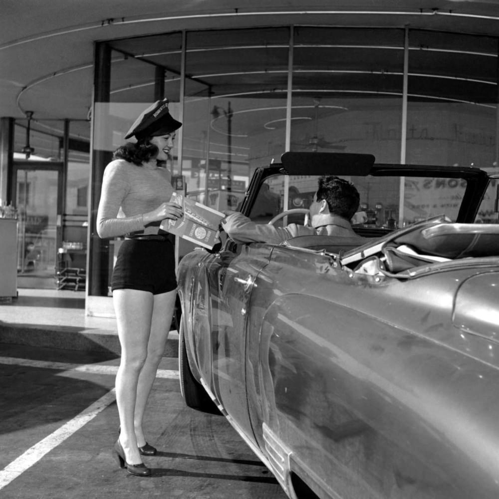 The History and Photos of Beautiful Carhop Girls from the 20th Century