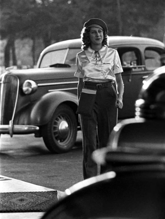 The History and Photos of Beautiful Carhop Girls from the 20th Century