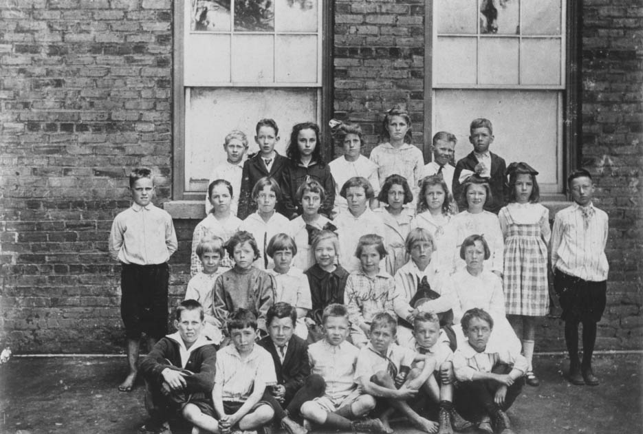 Class at Elizabeth School around 1918. The school was located on East 5th Street.